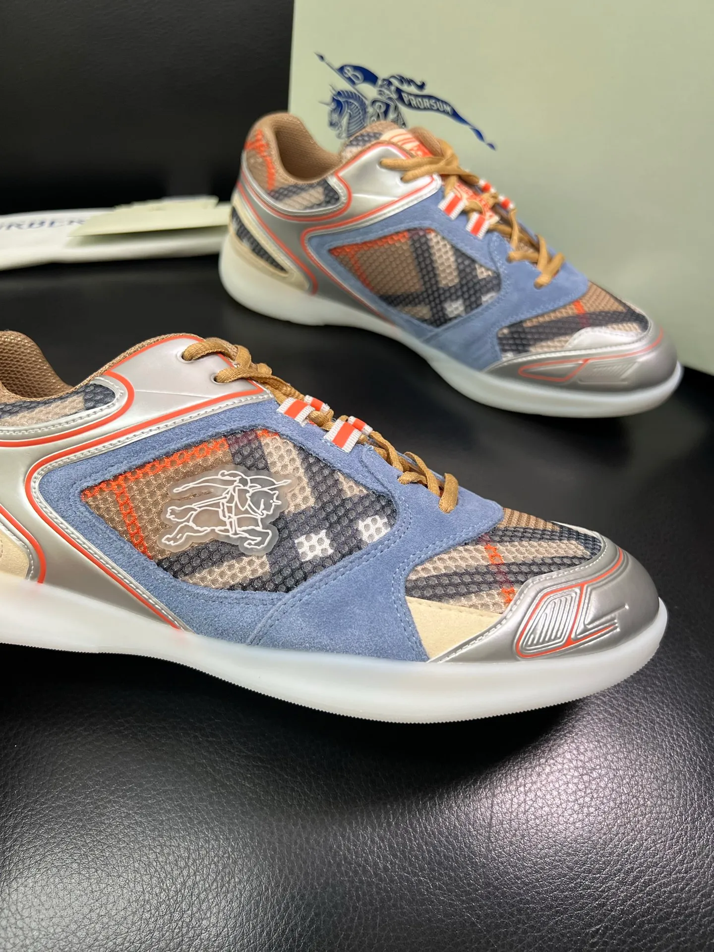 Men's shoes 💰740 BURBERRY top crafts Burberry counter synchronization, original factory configuration imported cowhide fabrics from Italy, high-quality complex splicing process, imported cowhide inner pads, breathable and comfortable, soles: original soles specially provided by the original factory, original and single goods High quality welcome to compare, code number 38-44 (customized 45 46) 85855